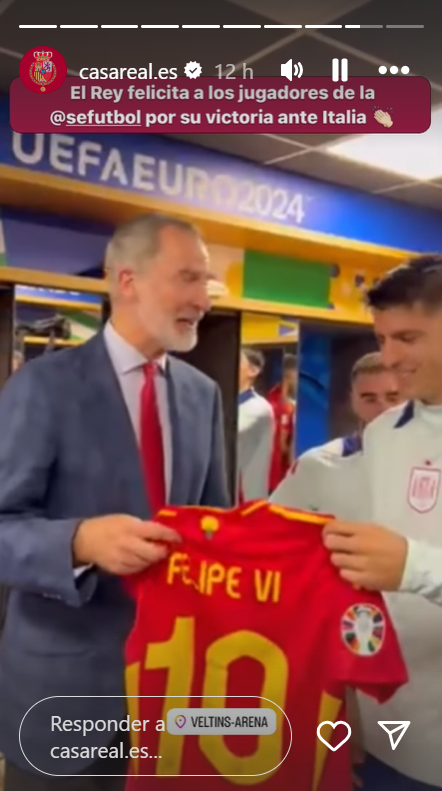 El rey, recibiendo la camiseta con su nombre de la Selección Española