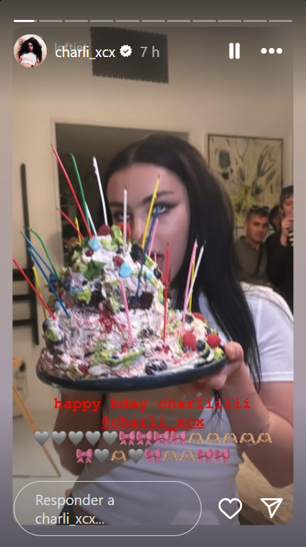 Chali, con su tarta de cumpleaños