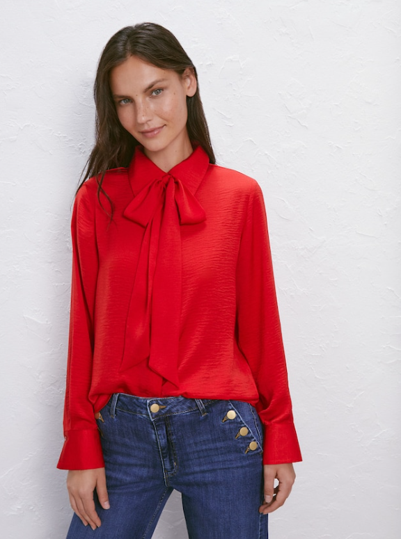 Blusa con lazada roja, de Easy Wear (25,99 euros)